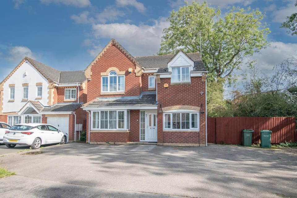 5 BD - Large House Oadby House in Leicester