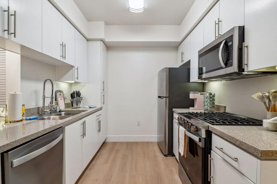 2BR Coastal Retreat Walk to Beach, free parking Apartment in Santa Monica