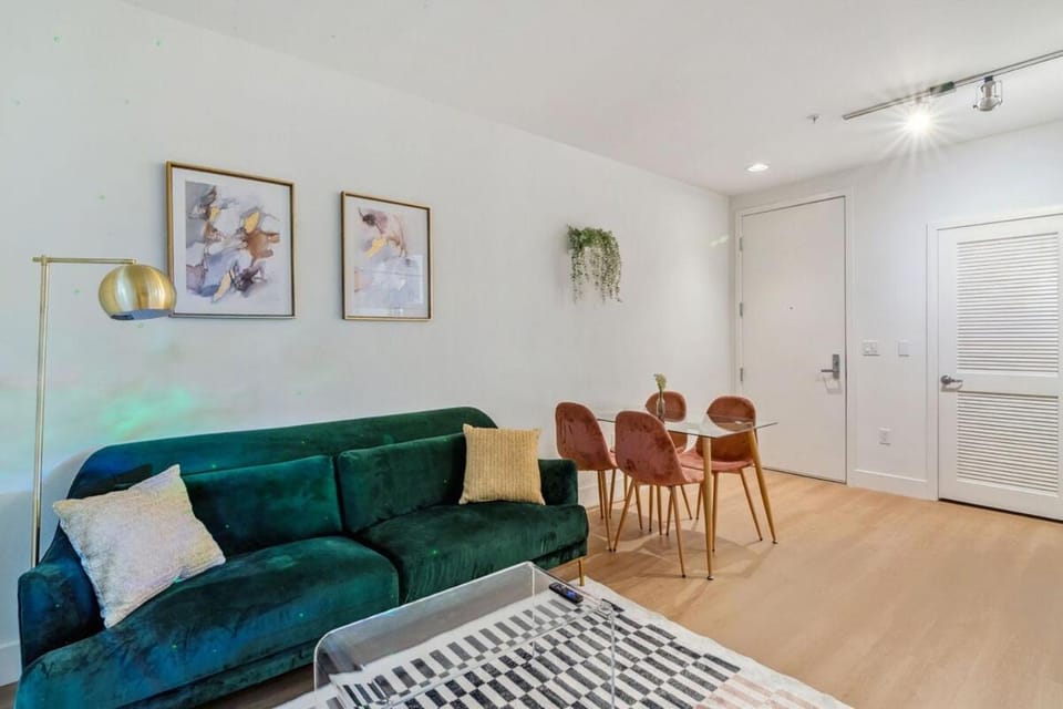 2BR Coastal Retreat Walk to Beach, free parking Apartment in Santa Monica