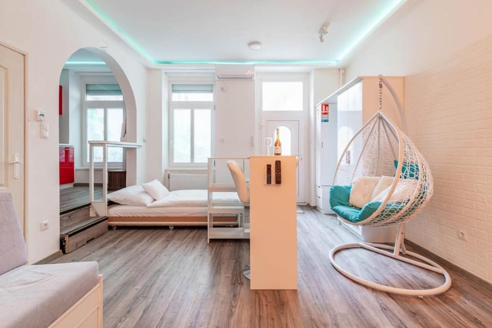 Bed, Photo of the whole room, Seating area