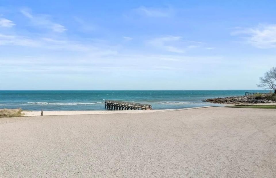The Sweet Escape- Padanaram Private Beach Access Apartment in South Dartmouth