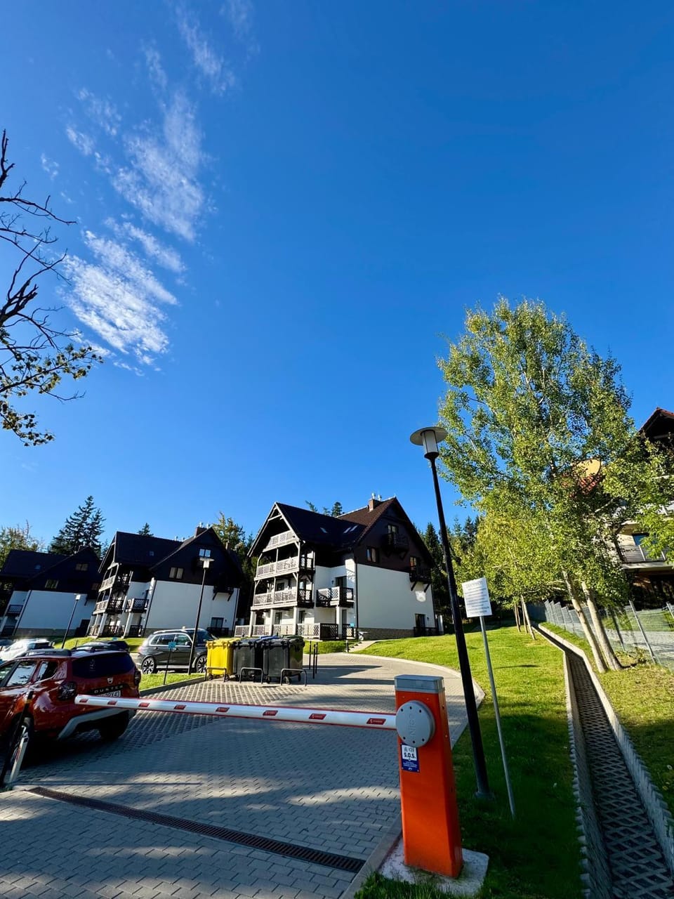Day, Neighbourhood, Natural landscape, Parking