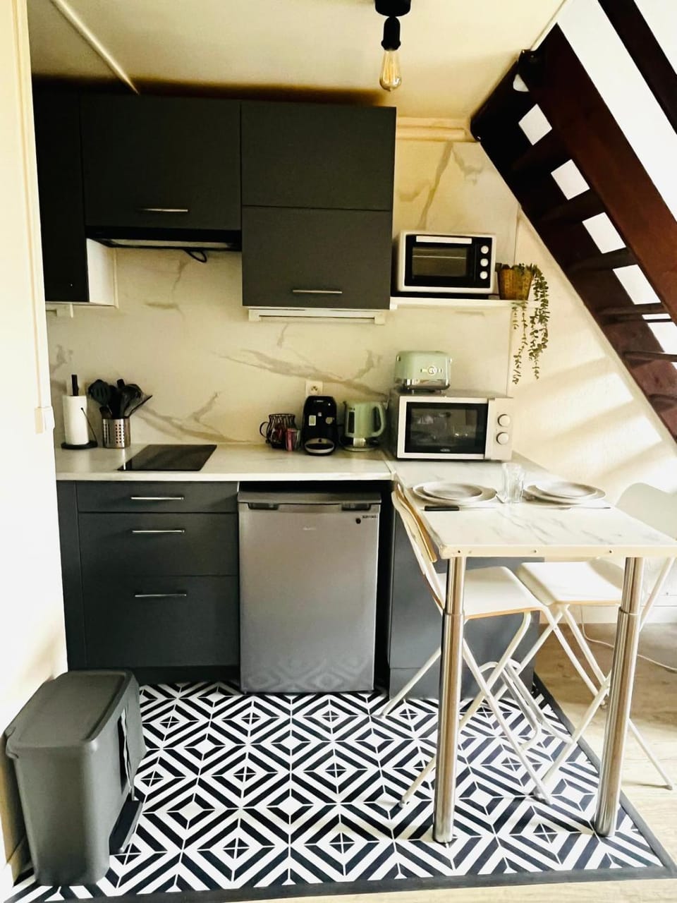 Kitchen or kitchenette, Dining area, oven, stove, toaster