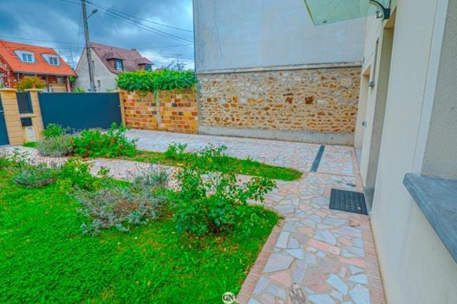 Property building, Spring, Day, Garden, Garden view