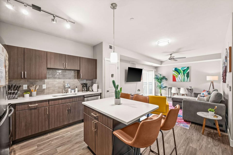 2BR Downtown SLC Hot Tub Free Parking Apartment in Salt Lake City