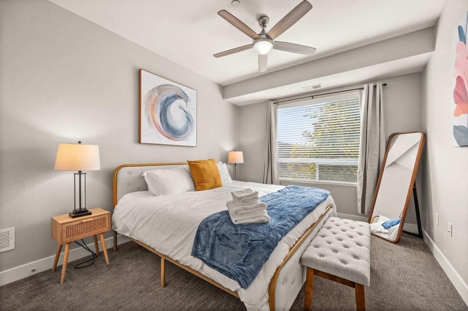 2BR Downtown SLC Hot Tub Free Parking Apartment in Salt Lake City