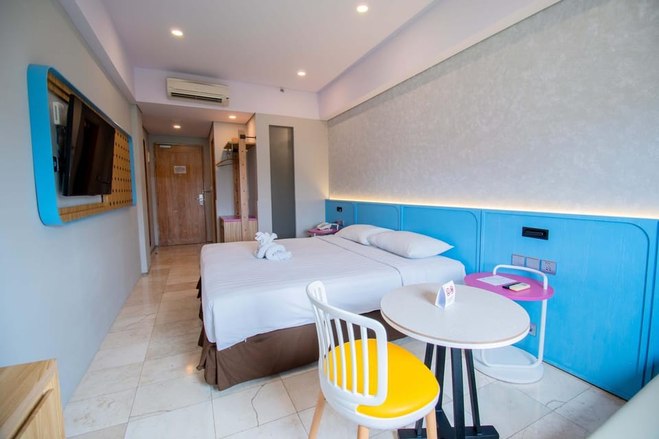 Bed, TV and multimedia, Bedroom