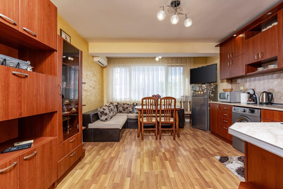 Kitchen or kitchenette, Living room, Seating area, Dining area