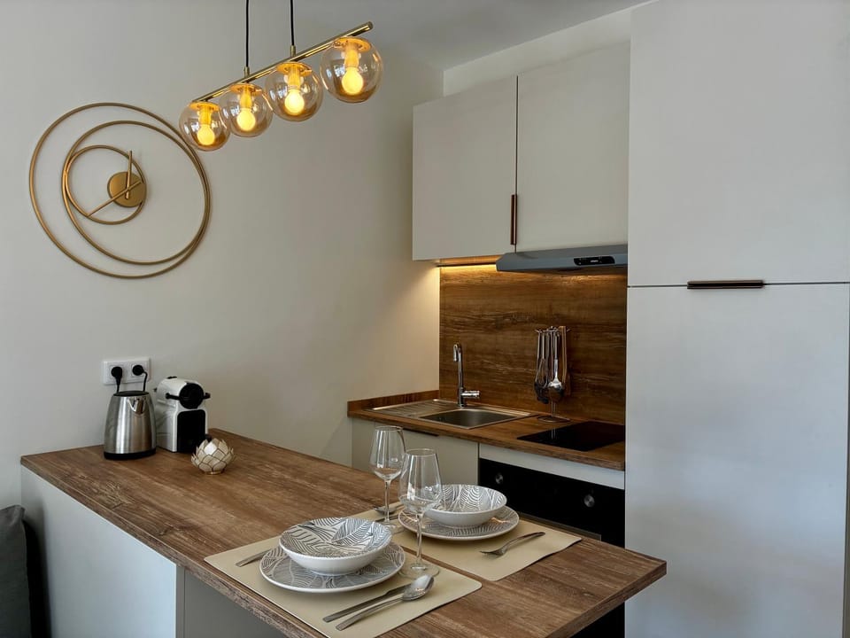 Coffee/tea facilities, Kitchen or kitchenette, Dining area