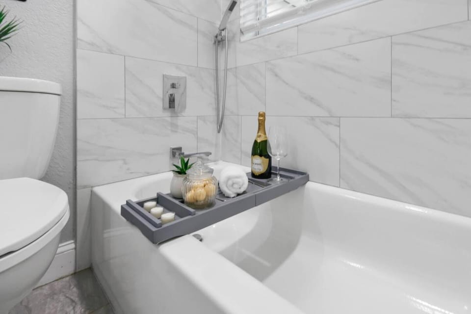 Pool Home, Sleeps 8, Hollywood Beach Near Hard Rock, Monthly Stays Welcome House in Hollywood
