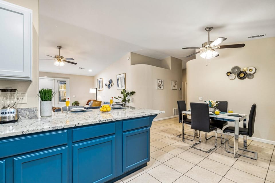 Kitchen or kitchenette, Food and drinks, Dining area