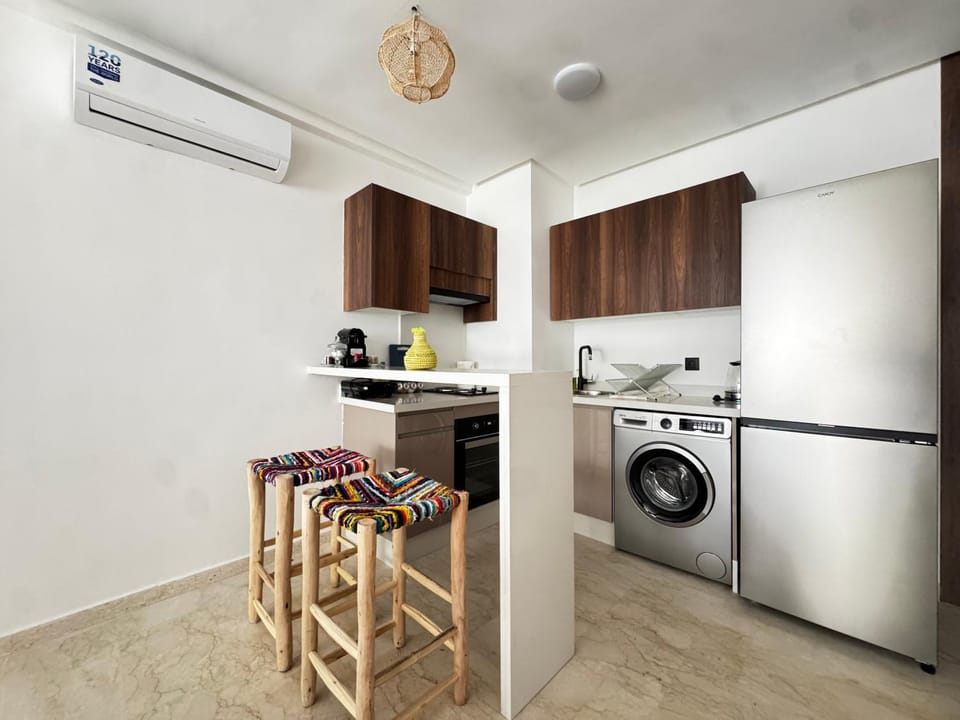 Kitchen or kitchenette, minibar, oven, stove, toaster, washing machine, air conditioner