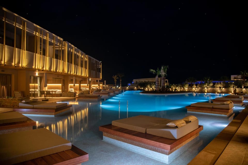 Photo of the whole room, Swimming pool