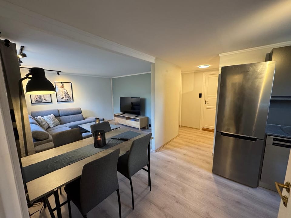 TV and multimedia, Photo of the whole room, Seating area, Dining area