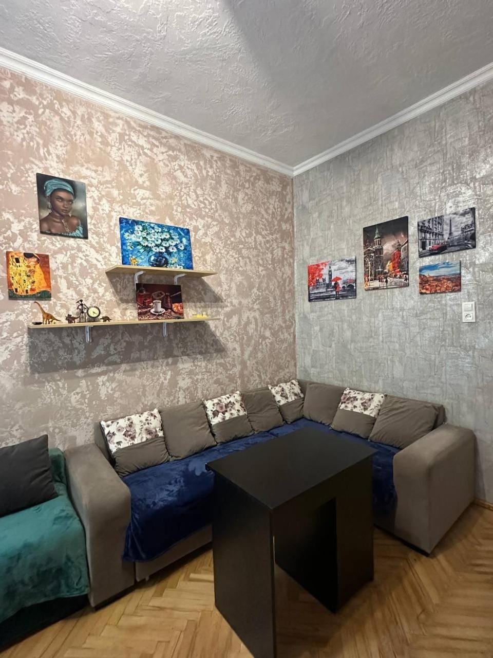 Living room, Seating area