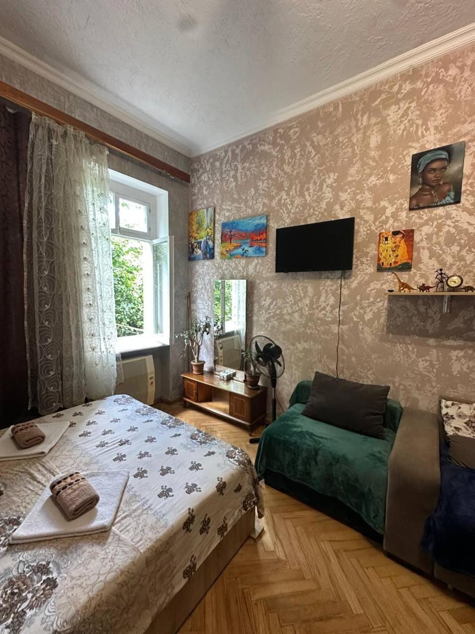 Bed, TV and multimedia, Bedroom