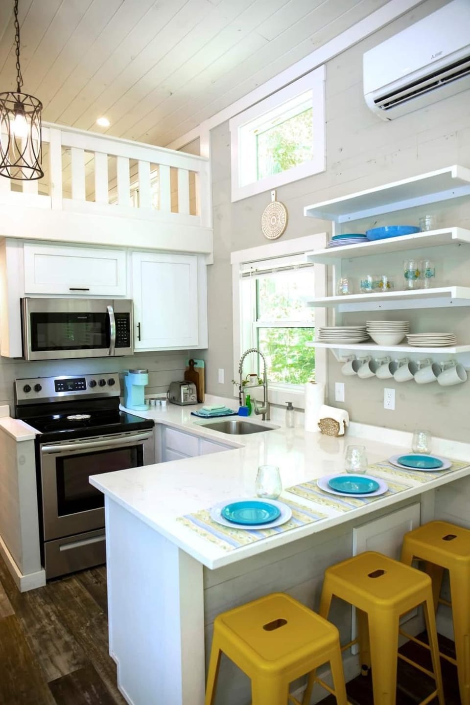 Kitchen or kitchenette, Dining area, microwave, oven, stove