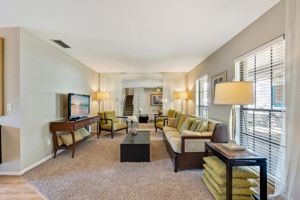 Stunning Home w Heated Saltwater Pool & Pond View House in Temple Terrace