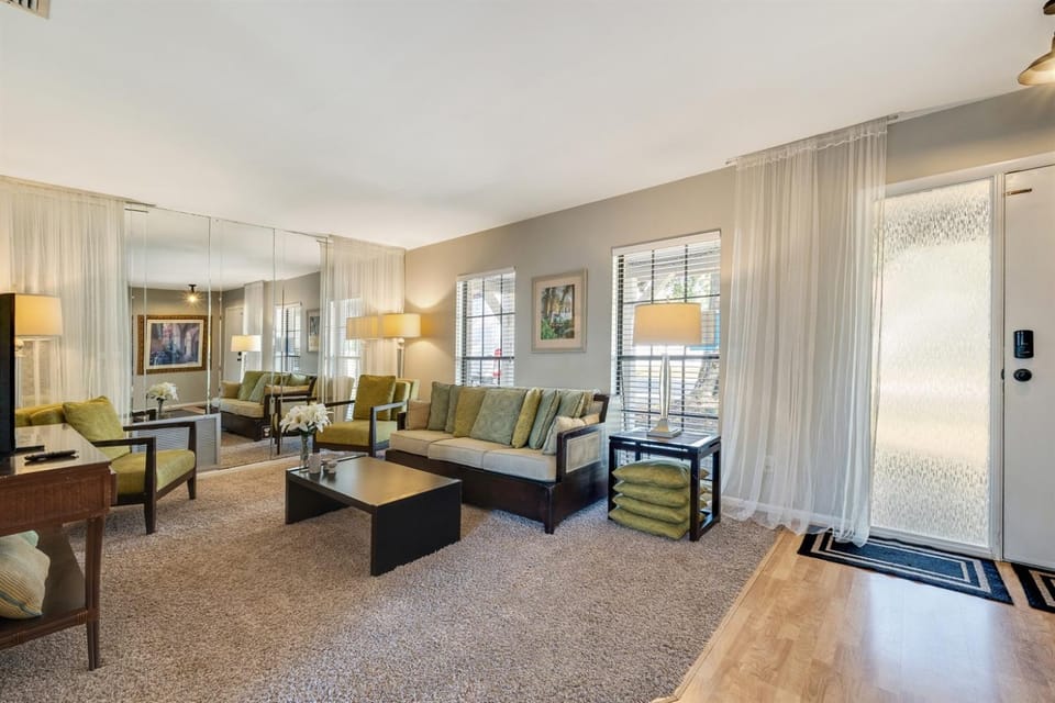 Stunning Home w Heated Saltwater Pool & Pond View House in Temple Terrace