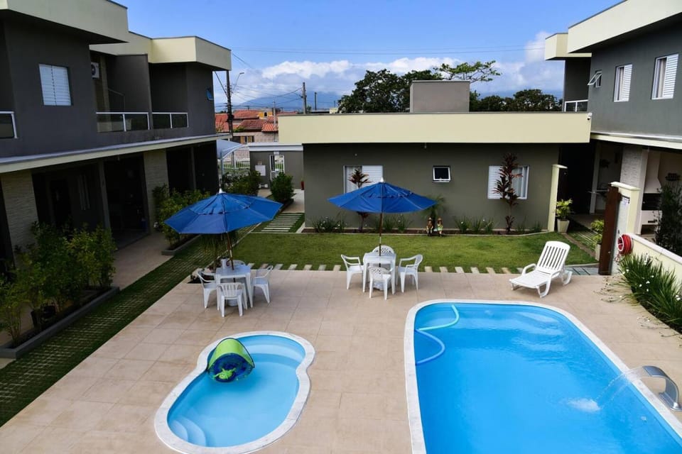 Patio, Day, Garden, Swimming pool, sunbed