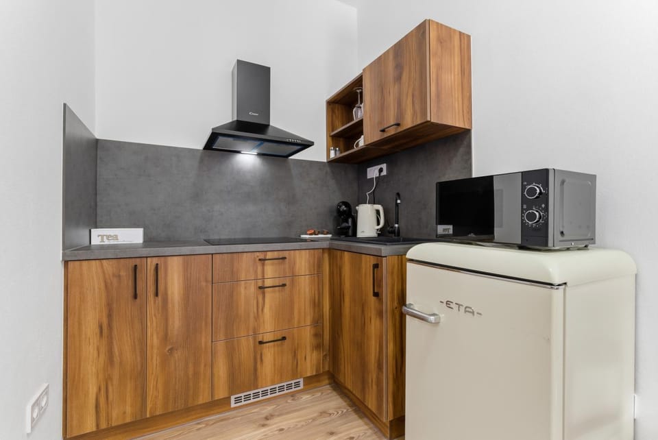 Coffee/tea facilities, Kitchen or kitchenette, stove