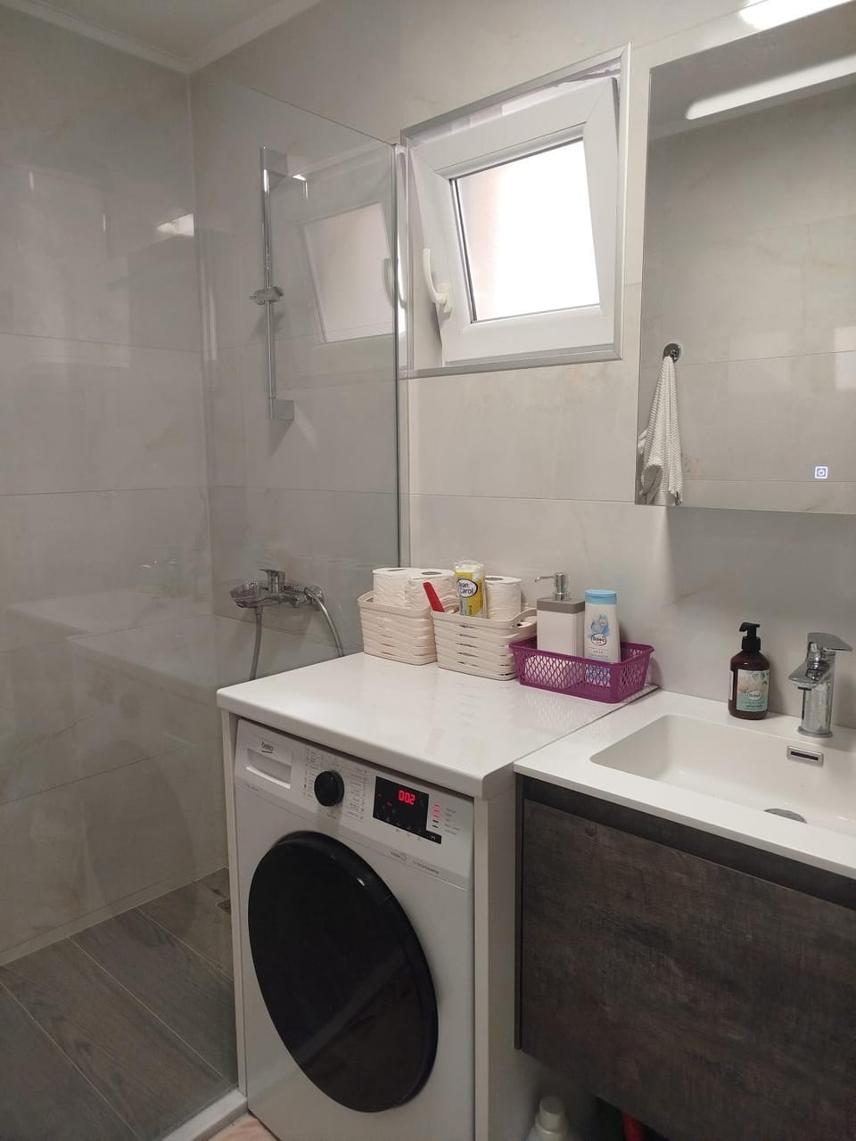 Shower, Toilet, Bathroom, towels, washing machine