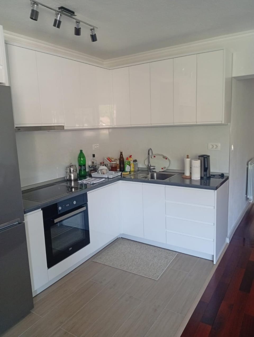 Coffee/tea facilities, Kitchen or kitchenette, dishwasher, oven, stove, toaster