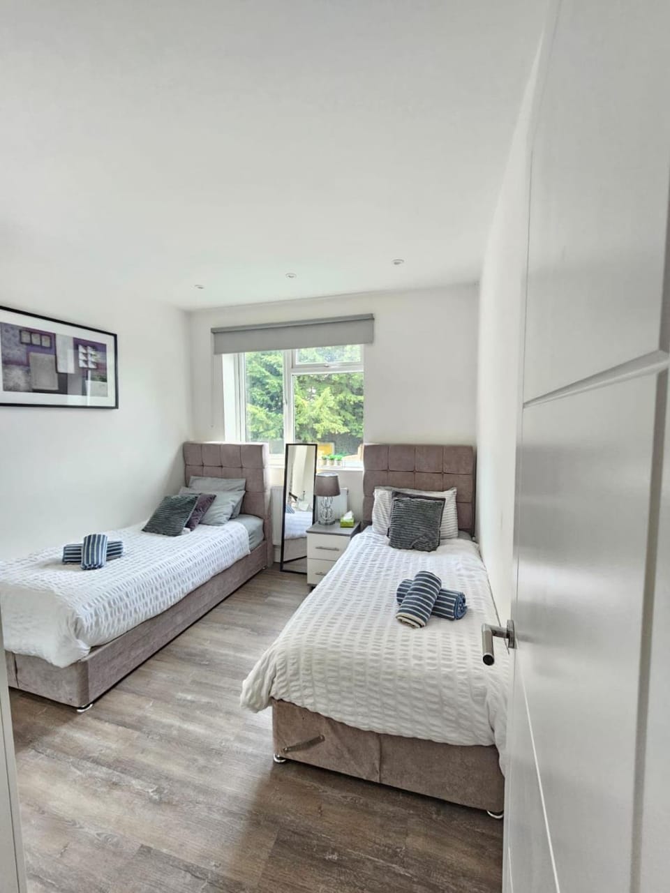 Modern 2BR in West Hendon - Parking -Easy Commute Apartment in Edgware