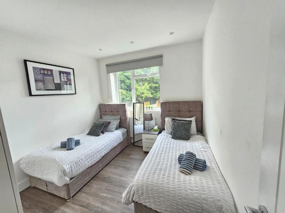 Modern 2BR in West Hendon - Parking -Easy Commute Apartment in Edgware