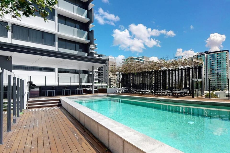 Property building, Day, Pool view, Swimming pool, sunbed