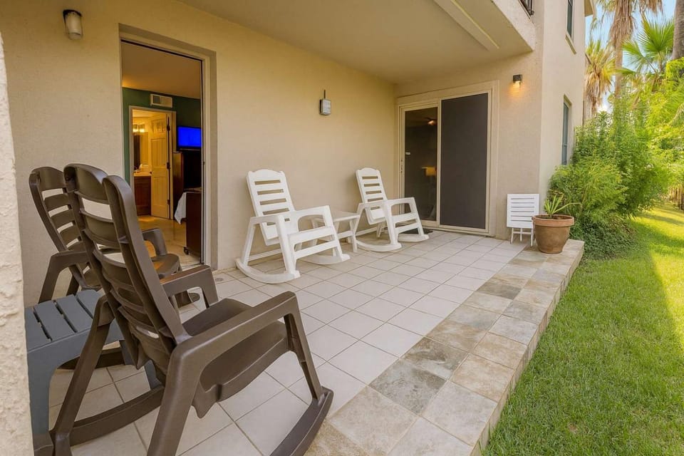 Island Condo 1st Floor Pool Patio condo Apartment in South Padre Island