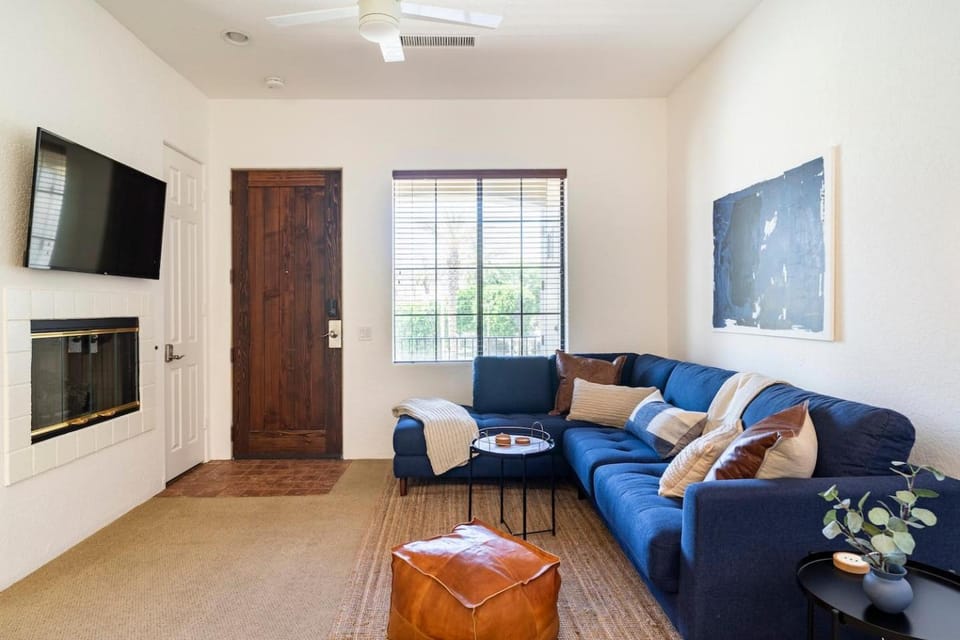 TV and multimedia, Living room, Seating area, fireplace