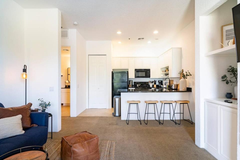Coffee/tea facilities, Kitchen or kitchenette, Seating area, Dining area, microwave, oven, stove, toaster, laundry