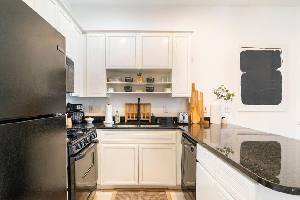 Coffee/tea facilities, dishwasher, microwave, oven, stove, toaster, kitchen