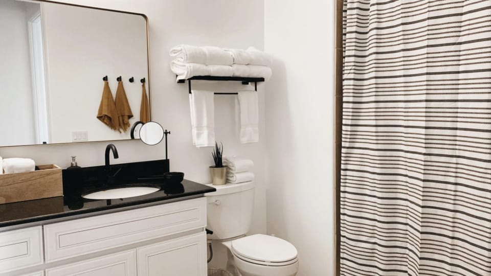 Shower, Toilet, Bathroom, towels