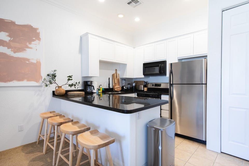 Coffee/tea facilities, dishwasher, microwave, oven, stove, toaster, kitchen