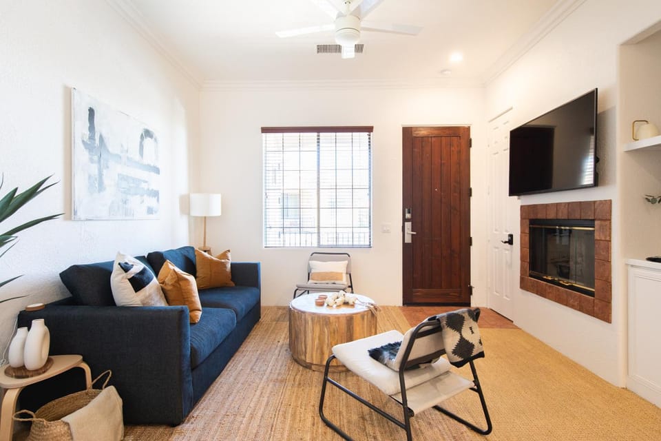 TV and multimedia, Living room, Seating area, fireplace