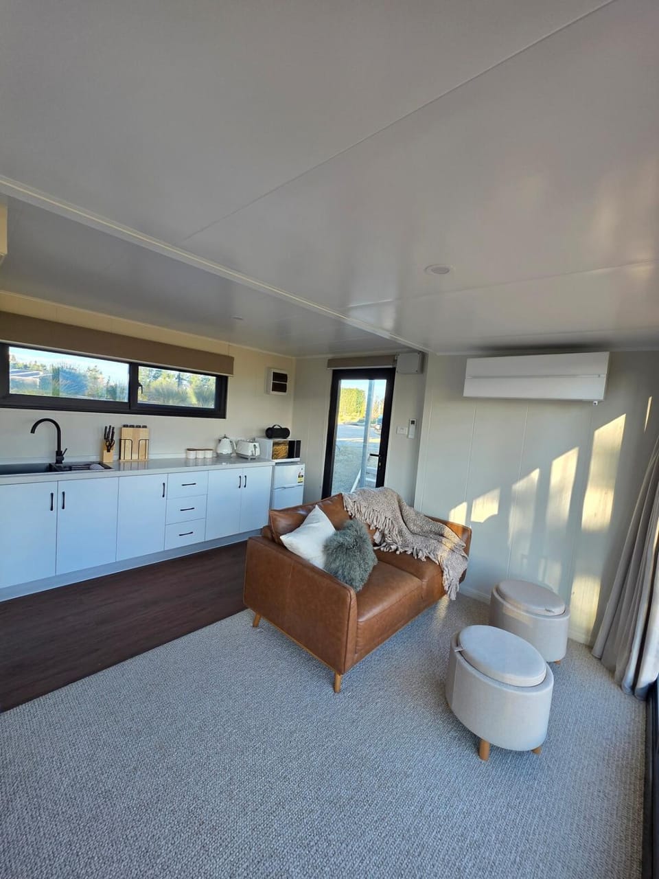 Living room, Seating area, air conditioner