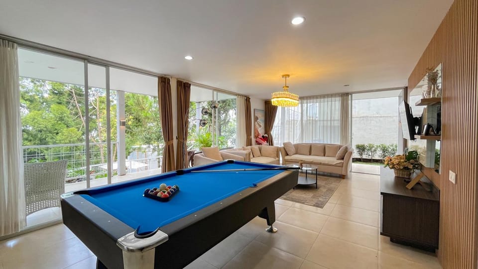 Billiard, Game Room, Living room, Seating area