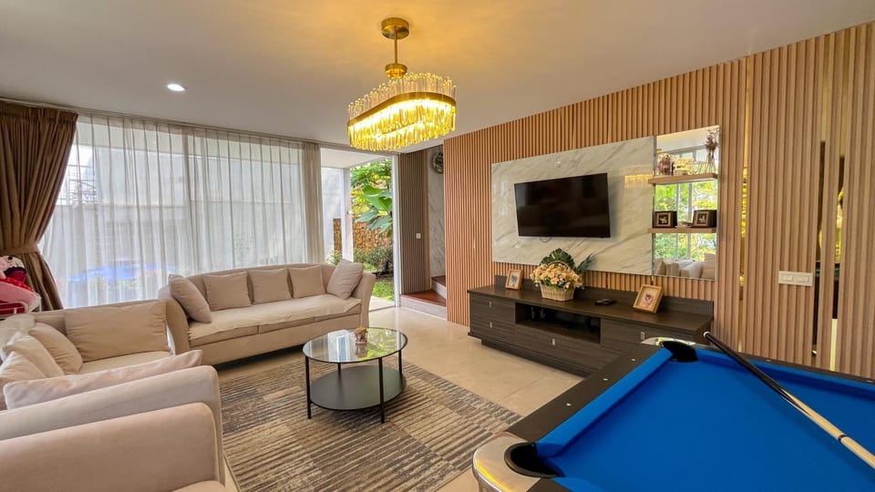 Billiard, TV and multimedia, Living room, Seating area, Evening entertainment