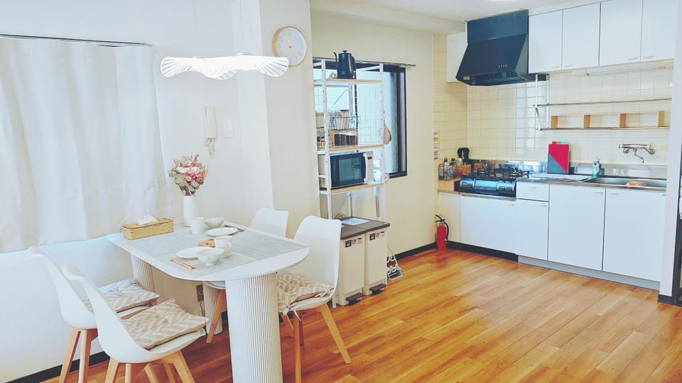 Kitchen or kitchenette, Seating area, Dining area, stove