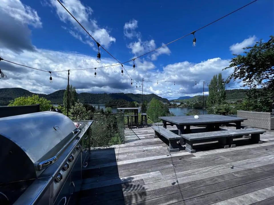 Natural landscape, Lounge or bar, Dining area, Lake view