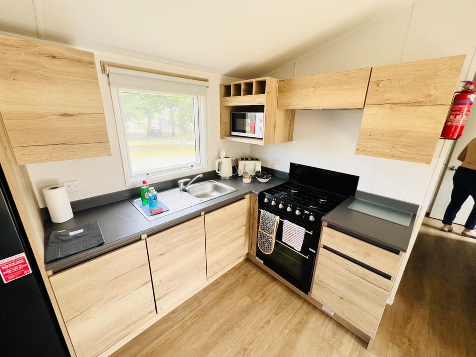 Coffee/tea facilities, Kitchen or kitchenette, microwave, oven, stove