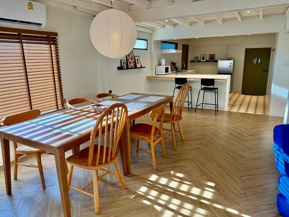 Kitchen or kitchenette, Seating area, Dining area, minibar, stove