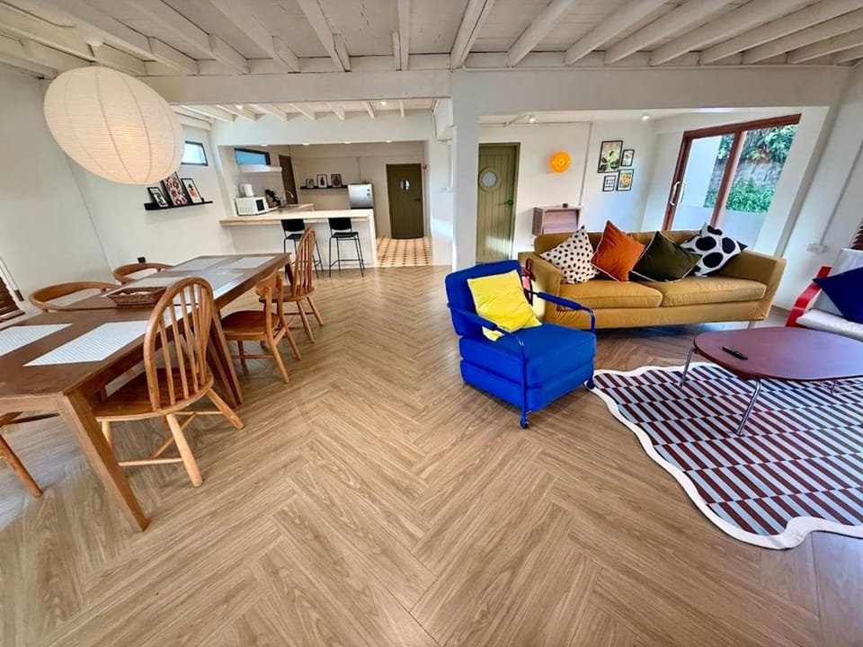 Kitchen or kitchenette, Living room, Seating area, Dining area