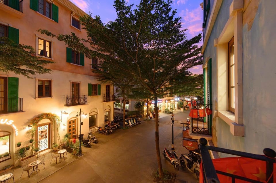 Night, Neighbourhood, View (from property/room), City view, Street view, Location, Quiet street view