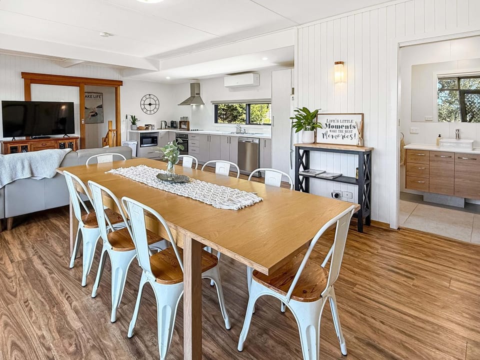 Lakefront Palms House in Bonnie Doon