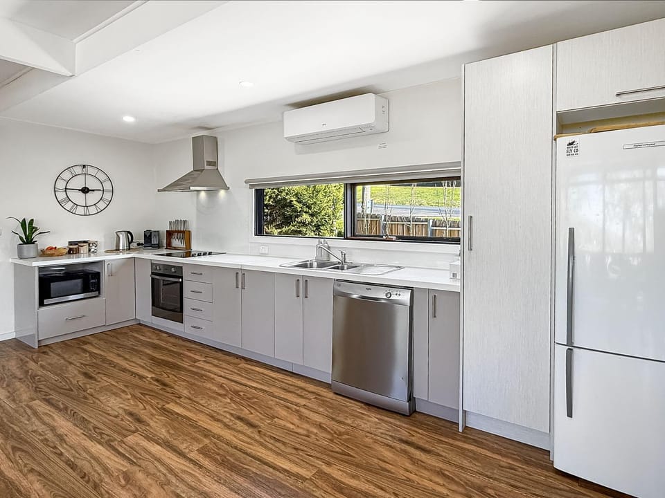Lakefront Palms House in Bonnie Doon