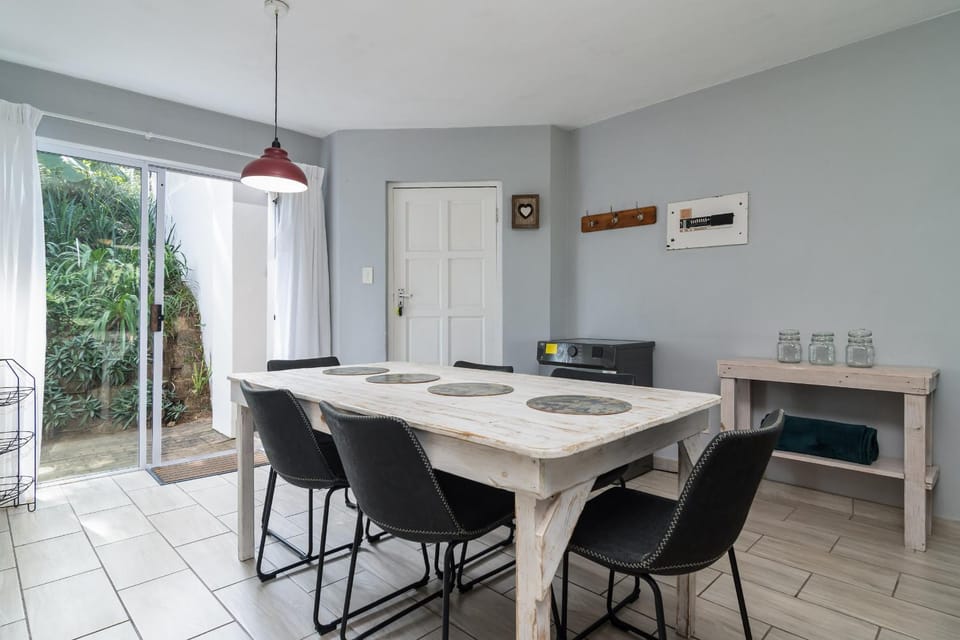 Kitchen or kitchenette, Seating area, Dining area