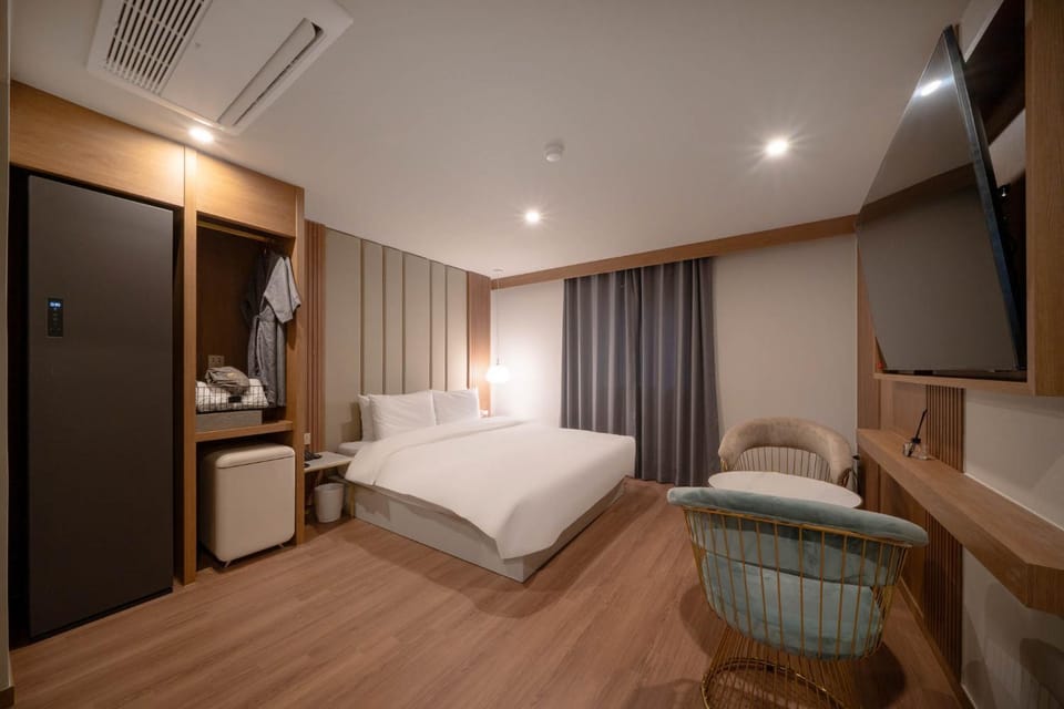 Bed, TV and multimedia, Bedroom